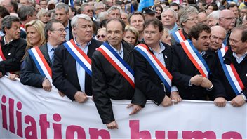 Des membres de l'UMP, menés par Jean-François Copé (au centre), manifestent à Paris