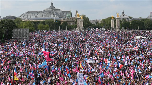 Des milliers de manifestants contre le mariage gai réunis le 26 mai à Paris, place des Invalides