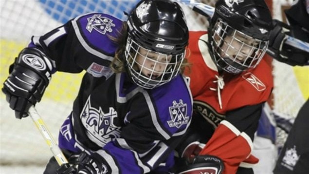 De jeunes joueurs de hockey. Selon les recherches les plus récentes, les traumatismes crâniens liés au hockey peuvent causer des déficiences cognitives, de la dépression, des changements de personnalité et mener à des abus d’alcool ou d’autres drogues.