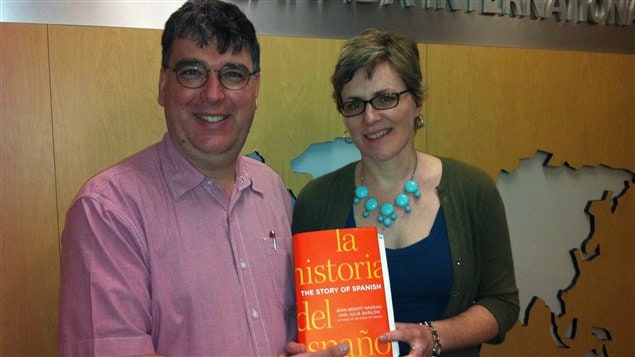 Los autores canadienses del libro "la historia del español", Jean-Benoît Nadeau y Julie Barlow.