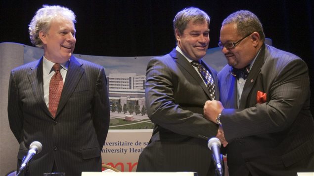 Arthur Porter (à droite), le 1er avril 2010, en compagnie de Jean Charest, alors premier ministre du Québec (à gauche) et Yves Bolduc (au centre ), alors ministre de la Santé et des services sociaux du Québec