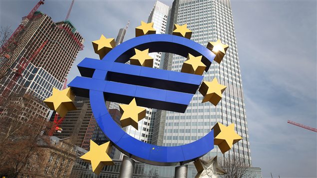 شعار العملة الأوروبية على واجهة المصرف المركزي في بروكسيل