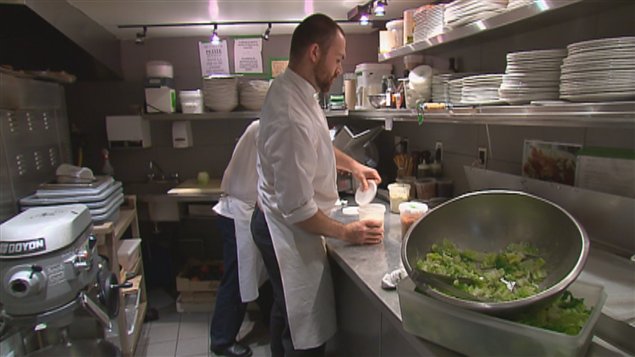 Des employés en restauration