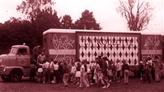 Enfants accourant � La Roulotte � son arriv�e dans un parc. | Archives de Radio-Canada, 1957