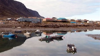 Le village de Pangnirtung au Nunavut, à marée basse