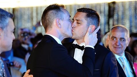 Vincent Autin et Bruno Boileau, premier couple gai à se marier légalement en France en 2013. AFP