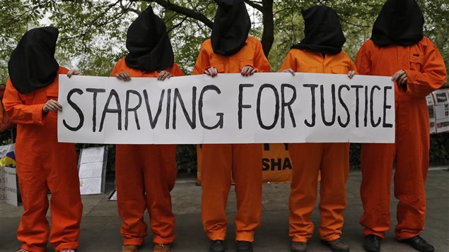 El 18 de mayo 2013, activistas protestan ante la Casa Blanca el centésimo día de la huelga de hambre de los detenidos en Guantánamo.