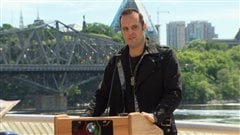 L'illusionniste Fr�d�ric Cl�ment annonce son projet de faire dispara�tre le Parlement.