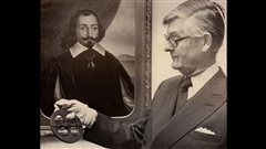Le gouverneur g�n�ral Jules L�ger tenant l'astrolabe de Champlain. PC, Ottawa, 17 f�vrier 1976
