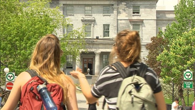 Deux étudiantes sur le campus de l'Université anglophone McGill à Montréal ce printemps.