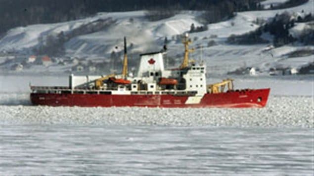  Le brise-glace et vaisseau de recherche Amundsen de la Garde côtière canadienne 