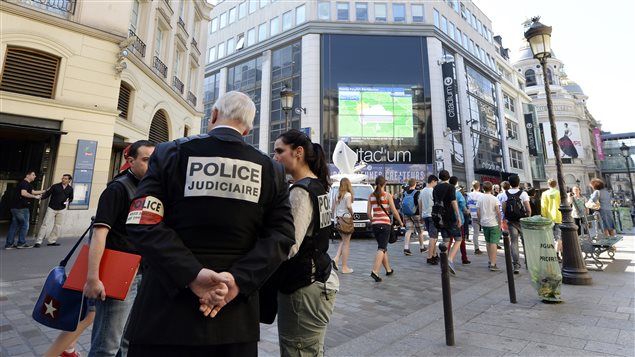 Les policiers étaient toujours sur les lieux d'une agression visant un militant de la gauche, à Paris