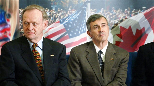 L'ex-premier ministre du Canada, Jean Chrétien, et Paul Cellucci en 2001.