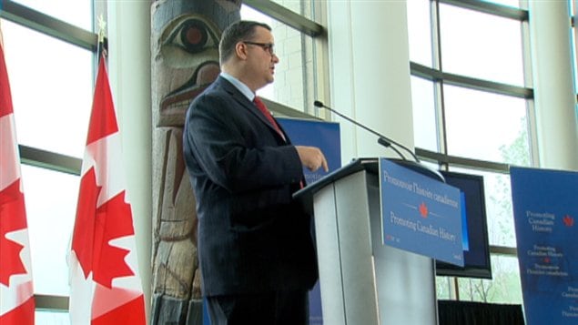 Le ministre du Patrimoine canadien et des Langues officielles, James Moore, se défend d'imposer des thèmes pour les cours d'histoire et de faire de l'ingérence dans les compétences provinciales. 