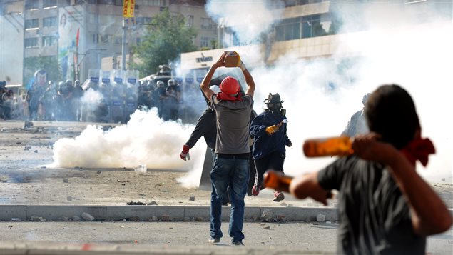 Des manifestants affrontent les policiers antiémeutes sur la place Taksim, à Istanbul en Turquie