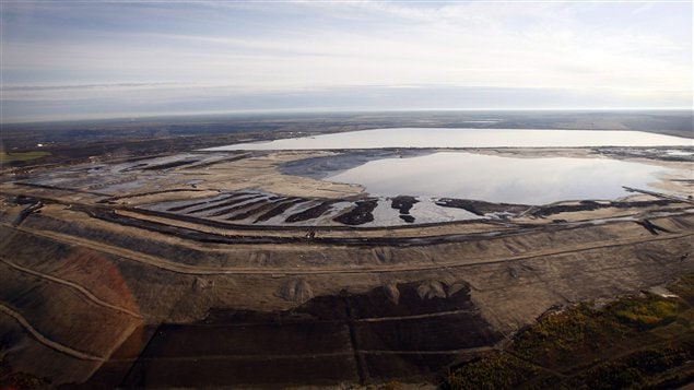 Vue aérienne de bassins de décantation près de Fort McMurray, dans le Nord albertain.