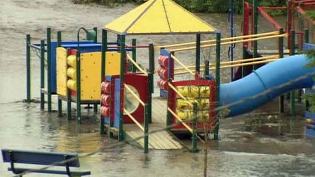 المياه غمرت الشوارع والحدائق العامة في فورت ماكموري في البرتا