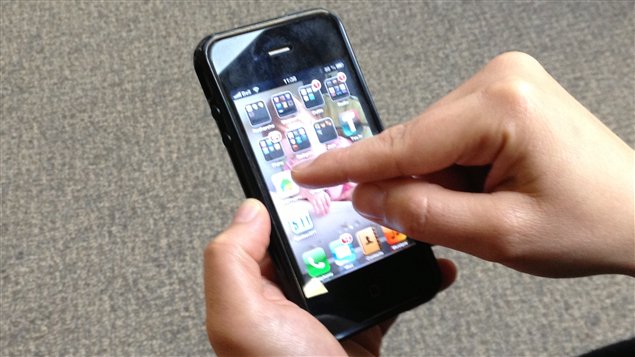 Un jeune avec un cellulaire