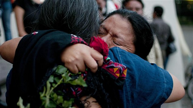 Familiares de las víctimas de la dictadura guatemalteca de Efraín Rios Montt se abrazan poco despues de conocer el veredicto de culpabilidad.