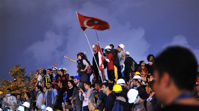 متظاهرون يرفعون علم تركيا في حديقة غيزي في اسطنبول