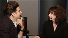 Jean-Philippe Wauthier boit les paroles de Christiane Charette. | Christian C�t�/Radio-Canada