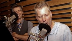 Olivier Niquet se bidonne en �coutant Fred Savard tr�bucher sur ses mots. | Christian C�t�/Radio-Canada