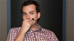 Alec Castonguay se demande si Fred Savard est un espion de la radio-poubelle. | Christian C�t�/Radio-Canada