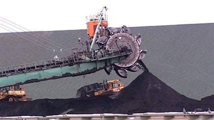 Du charbon et des engins de chantier