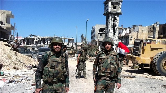 Soldados del ejército sirio en Quosseir luego de que las fuerzas de seguridad del gobierno de Bachar Al-Assad retomaran el control de la ciudad. 
