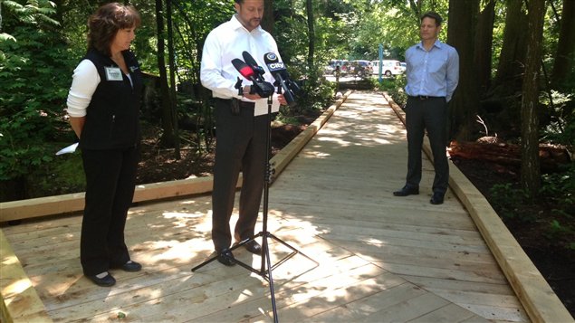 Inauguration à l'intersection des deux nouveaux ponts en bois du parc Stanley de Vancouver.