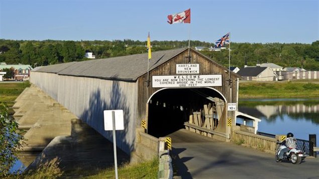 Le pont couvert qui traverse la rivière Saint-Jean à Hartland au Nouveau-Brunswick.