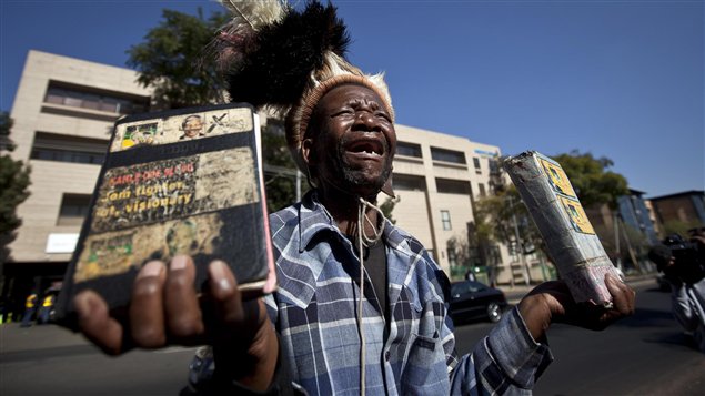 Wellwisher Daniel Sello grita sus agradecimientos a Nelson Mandela, frente al Mediclinic Heart Hospital, en Pretoria, donde el líder se encuentra hospitalizado desde hace 7 días.  