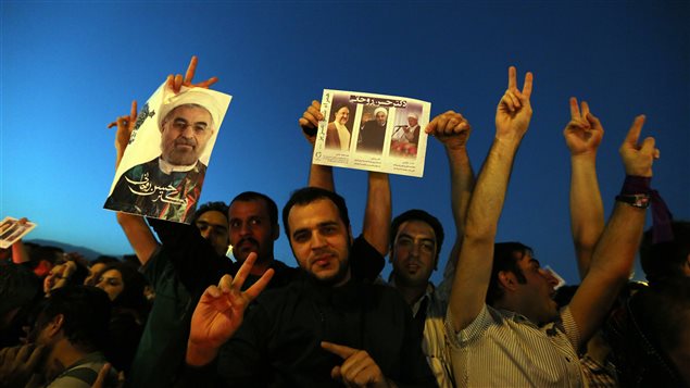 مواطنون ايرانيون يحتفلون بفوز حجة الإسلام حسن روحاني بالرئاسة