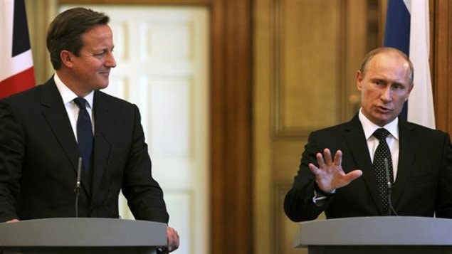 Vladimir Poutine (à droite) très offensif à l'encontre des Occidentaux dimanche soir lors d'un point presse avec le premier ministre David Cameron. 