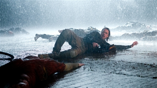Brad Pitt dans une scène du film « World War Z ». Ce film et la télésérie américaine Walking dead attisent le feu de cette popularité des zombies en ce moment autour de la planète.