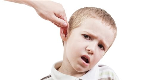 Un enfant se fait tirer l’oreille. Un autre type de punition corporelle...