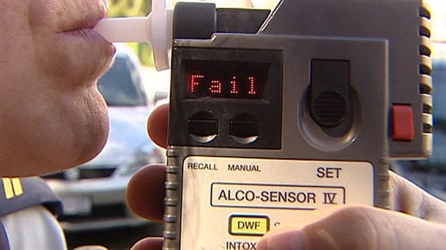 Un conducteur échoue un test d'alcoolémie.