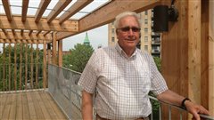 Jean-Guy Dutil, un octog�naire, a choisi de d�m�nager � la Cit� des b�tisseurs, une habitation con�ue pour les personnes en perte d'autonomie.
