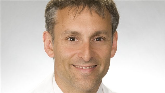 Le Dr Normand Blais est hématologue et oncologue ainsi que le directeur de l'équipe interdisciplinaire d'oncologie thoracique au Centre Hospitalier Universitaire de Montréal au Québec.