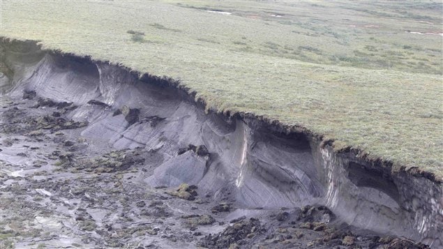 Une colline de pergélisol s'effrondre au Canada en raison de réchauffement climatique.