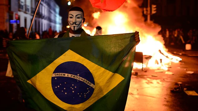Un manifestant portant un masque de Guy Fawkes lors d'une manifestation à Rio de Janeiro.