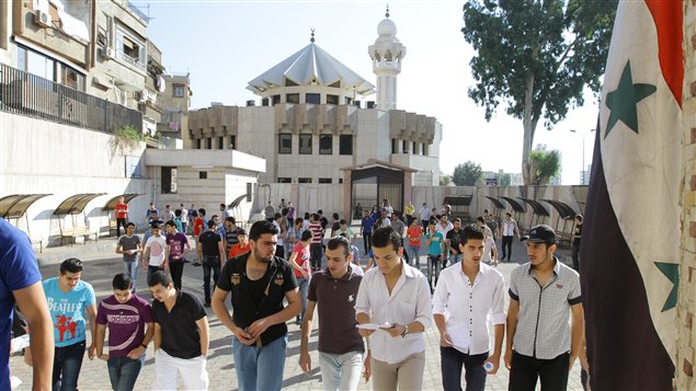 طلاب في ملعب مدرستهم الثانوية في دمشق أمس خلال فترة امتحانات نهاية السنة 
