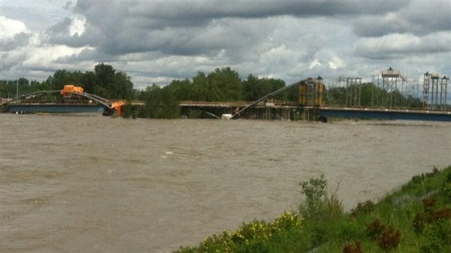 Le niveau de la rivière Bow est monté au cours des dernières heures, à la hauteur du pont de St. Patrick's Island.