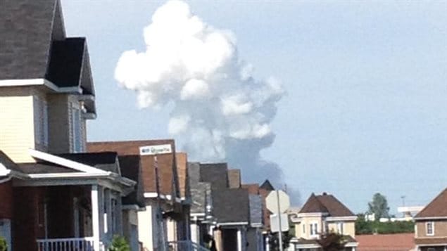 Une large colonne de fumée s'élève dans le ciel de Coteau-du-Lac.