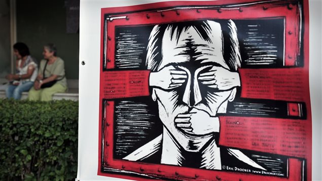 Une affiche des opposants à la fermeture de l'ERT. Elle a été accrochée près du siège de la société d'État.