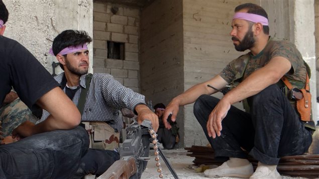 Des rebelles syriens ont investi un immeuble en construction près d'Alep, dans le nord du pays.