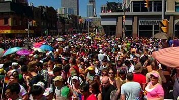 Scène du centre-ville de Toronto<br>parade le la fierté gaie