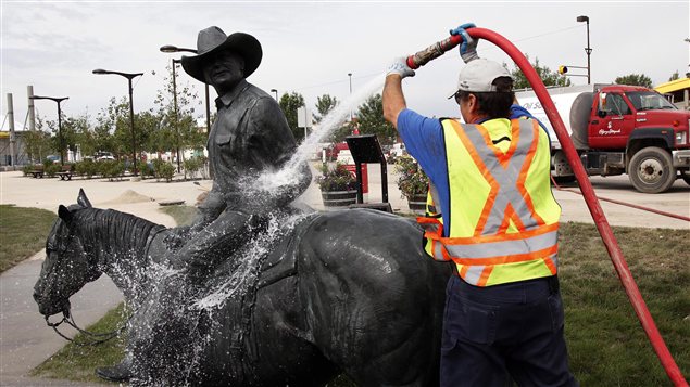 Un travailleur nettoie le site du Stampede de Calgary le 24 juin 2013.