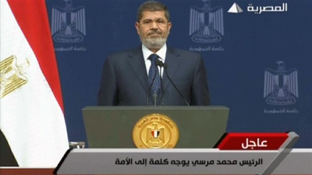 الرئيس المصري محمد مرسي مساء اليوم قبيل البدء بالتوجه إلى مواطنيه بمناسبة الذكرى السنوية الأولى لوصوله إلى السلطة