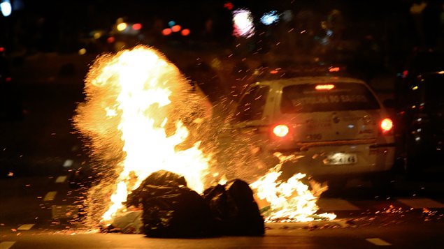 حريق أشعله متظاهرون ضد الفساد وارتفاع الأسعار في بيلو هوريزونتي في جنوب شرق البرازيل السبت الفائت